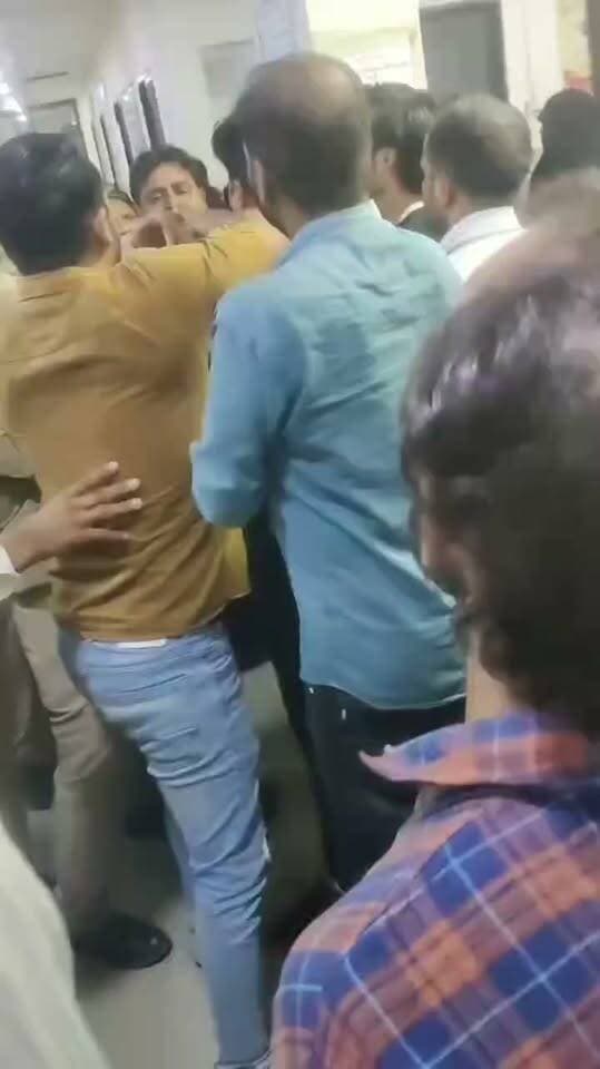 #अलीगढ़ जेएन मेडिकल कॉलेज में जमकर हंगामा, अटेंडेंट से अभद्रता का आरोप, एएमयू सुरक्षा कर्मियों पर उठे सवाल, घटना का वीडियो सोशल मीडिया पर वायरल,अलीगढ़ के जेएन मेडिकल कॉलेज में अटेंडेंट के साथ कथित अभद्रता को लेकर जमकर हंगामा होने का मामला सामने आया है। आरोप एएमयू के सुरक्षा कर्मियों पर लगे हैं। घटना का वीडियो भी सोशल मीडिया पर वायरल हो रहा है, जिसके बाद मामला चर्चा में है। यह पूरा मामला थाना सिविल लाइन क्षेत्र का बताया जा रहा है। फिलहाल वायरल वीडियो और लगाए गए आरोपों के संबंध में संबंधित पक्षों का आधिकारिक बयान सामने आने पर स्थिति और स्पष्ट हो सकेगी।
#Aligarh #AMU #JNMedicalCollege #AligarhNews #ViralVideo #BreakingNews #CivilLines