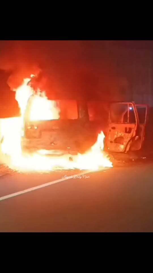 #अलीगढ़ में NH-34 पर दौड़ती स्कॉर्पियो में लगी भीषण आग, चालक ने जलती कार से कूदकर बचाई जान, डीजल की केन मिलने से मचा हड़कंप,अलीगढ़ के अकराबाद थाना क्षेत्र में NH-34 स्थित ओवरब्रिज पर चलती स्कॉर्पियो कार में अचानक आग लग गई। देखते ही देखते कार आग का गोला बन गई। बताया जा रहा है कि कार में डीजल से भरी केन रखी हुई थी। आग लगने के दौरान चालक ने जलती कार से कूदकर अपनी जान बचाई। चालक की पहचान हाथरस जिले के हसायन निवासी सुनील कुमार के रूप में बताई गई है। जानकारी के मुताबिक, चालक शराब के नशे में था। हालांकि, आग लगने के वास्तविक कारणों की आधिकारिक पुष्टि नहीं हुई है। घटना के बाद मौके पर अफरा-तफरी मच गई।
#Aligarh #BreakingNews #NH34 #Akrabad #ScorpioFire #Hathras #UPNews
