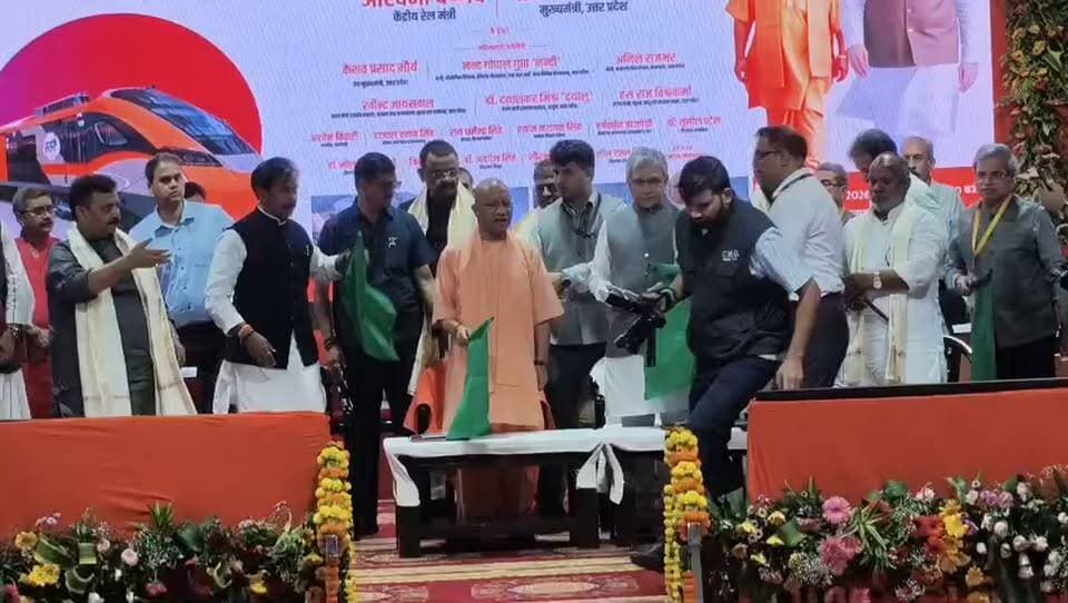 उत्तर प्रदेश की पहली वंदे भारत स्लीपर ट्रेन को वाराणसी में मुख्यमंत्री योगी आदित्यनाथ ने दिखाई हरी झंडी #news #video #YogiAdityanath
