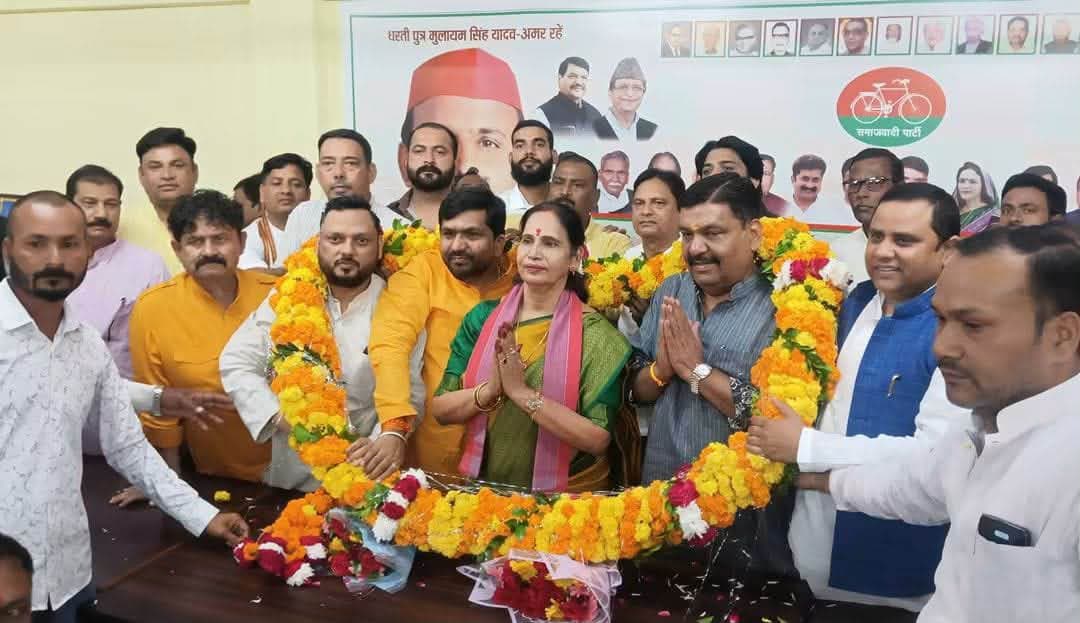 पटेल जयंती पर बाराबंकी पहुंची नवनिर्वाचित स्नातक MLC कांति सिंह का कार्यकर्ताओं ने स्वागत किया। उन्होंने सरदार पटेल को नमन कर एकता का संदेश दिया।
#BarabankiNews #SardarPatel