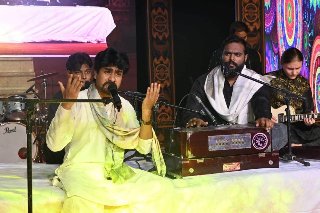देवा मेले में सूफी नाइट में इश्क नामा बैंड के अविनाश मिश्रा ने ‘ताजदार-ए-हरम’ समेत सूफी गीतों से दर्शकों को मंत्रमुग्ध किया, दर्शक देर रात तक झूमते रहे।
#BarabankiNews #DevaMela #IshqNamaBand