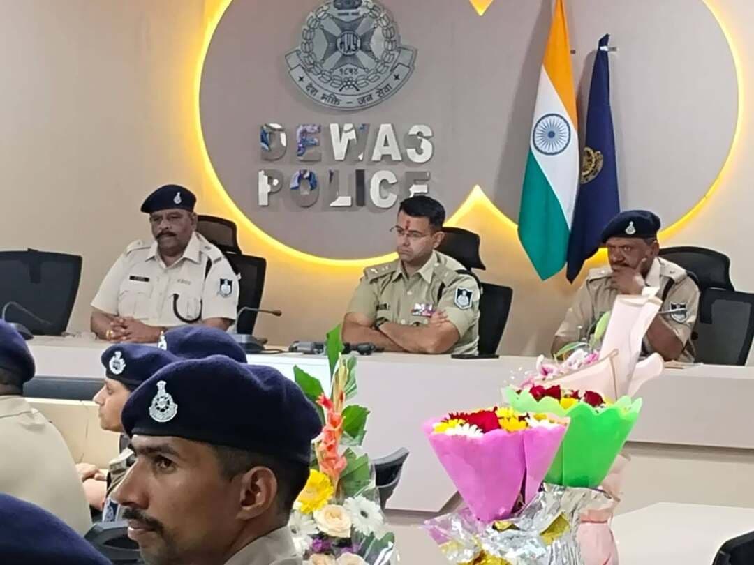 आदित्य मिश्रा ने संभाली देवास एसपी की कमान, पदभार ग्रहण करते ही राष्ट्रीय एकता दिवस कार्यक्रम में हुए शामिल
पुलिस अधिकारियों-कर्मचारियों के साथ देखा राष्ट्रीय एकता परेड-2026 का सीधा प्रसारण, सरदार पटेल के एकता और अखंडता के संदेश को आत्मसात करने का संकल्प
देवास। जिले के नवागत पुलिस अधीक्षक आदित्य मिश्रा ने शनिवार को पुलिस अधीक्षक कार्यालय पहुंचकर देवास जिले के पुलिस अधीक्षक का पदभार ग्रहण किया। पदभार संभालने के बाद वे राष्ट्रीय एकता दिवस के अवसर पर आयोजित कार्यक्रम में शामिल हुए।
सरदार वल्लभभाई पटेल की जयंती के अवसर पर पुलिस अधीक्षक कार्यालय के मीटिंग हॉल में राष्ट्रीय एकता दिवस कार्यक्रम आयोजित किया गया। इस दौरान गुजरात के एकता नगर में आयोजित राष्ट्रीय एकता परेड-2026 का सीधा प्रसारण दिखाया गया। नवागत एसपी आदित्य मिश्रा सहित कार्यालय के अधिकारी और कर्मचारियों ने सामूहिक रूप से परेड का लाइव प्रसारण देखा।
कार्यक्रम में लौह पुरुष सरदार वल्लभभाई पटेल के राष्ट्र निर्माण, राष्ट्रीय एकता और अखंडता के लिए दिए गए योगदान को याद किया गया। साथ ही उनके विचारों को आत्मसात करते हुए अनुशासन, कर्तव्यनिष्ठा और राष्ट्रसेवा के मूल्यों को अपने कार्य व्यवहार में उतारने पर जोर दिया गया।
इस अवसर पर पुलिस अधिकारियों और कर्मचारियों ने राष्ट्रीय एकता, अखंडता और आंतरिक सुरक्षा के प्रति अपनी प्रतिबद्धता दोहराई। देवास पुलिस ने राष्ट्र की एकता और सुरक्षा को सर्वोपरि रखते हुए अनुशासन, जनसेवा और कर्तव्यनिष्ठा के साथ दायित्वों के निर्वहन का संकल्प लिया।