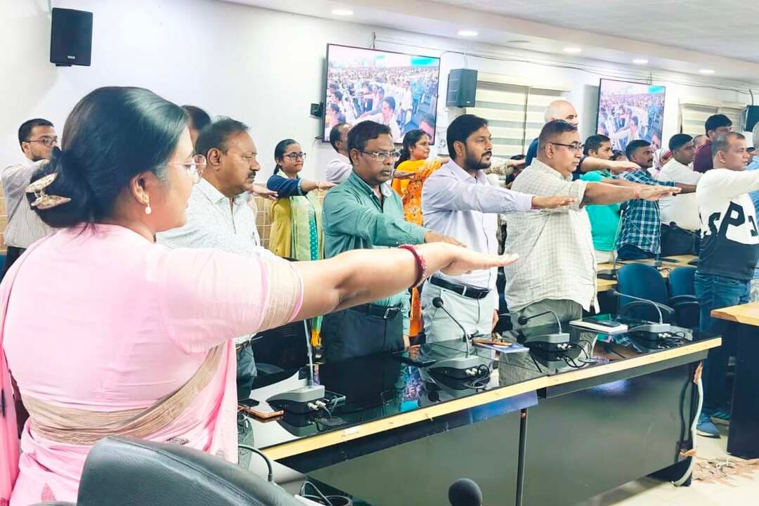 समाहरणालय, बक्सर
(जिला जन संपर्क कार्यालय)
प्रेस विज्ञप्ति:- दिनांक 31 अक्टूबर 2026
राष्ट्रीय एकता दिवस के अवसर पर समाहरणालय सभाकक्ष में कार्यक्रम आयोजित
आज दिनांक 31 अक्टूबर 2026 को प्रभारी जिला पदाधिकारी बक्सर, श्रीमती निहारिका छवि की अध्यक्षता में समाहरणालय परिसर स्थित सभाकक्ष में राष्ट्रीय एकता दिवस के अवसर पर कार्यक्रम का आयोजन किया गया।
यह दिवस भारत की एकता, अखंडता एवं सुरक्षा के प्रति संकल्पित रहने तथा राष्ट्र की एकता को सुदृढ़ करने के उद्देश्य से मनाया जाता है। देश की एकता और अखंडता को बनाए रखने में देश के प्रथम उप प्रधानमंत्री एवं गृह मंत्री सरदार वल्लभभाई पटेल जी के अतुलनीय योगदान को स्मरण करते हुए उनके आदर्शों एवं विचारों को आत्मसात करने पर बल दिया गया।
इस अवसर पर राष्ट्रीय एकता, अखंडता एवं आपसी सौहार्द बनाए रखने तथा देश की आंतरिक सुरक्षा को मजबूत करने के प्रति प्रतिबद्ध रहने का संदेश दिया गया। साथ ही सभी नागरिकों एवं सरकारी कर्मियों से राष्ट्रीय एकता की भावना को अपने दैनिक जीवन एवं कार्यशैली में अपनाने की अपील की गई।
कार्यक्रम का उद्देश्य जिले में एकता, सामाजिक समरसता, पारस्परिक सहयोग एवं राष्ट्रीय भावना को प्रोत्साहित करना तथा राष्ट्र निर्माण में प्रत्येक नागरिक की सक्रिय भागीदारी सुनिश्चित करना रहा।
जिला जन संपर्क कार्यालय
बक्सर।
@top fans Information & Public Relations Department, Government of Bihar Buxar Administration CMO Bihar Buxar Police Samrat Choudhary जिला प्रशासन बक्सर #IPRD_Bihar #IPRDBihar #buxarcity #buxarjila #bihar #BuxarNews #BiharNews