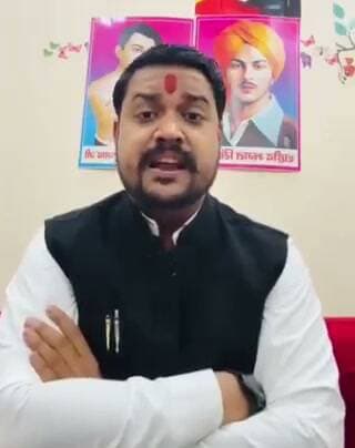 उत्तर प्रदेश- गाजियाबाद में हिंदूवादी नेता सत्यम पंडित ने दूसरे हिंदूवादी नेता पिंकी चौधरी पर गंभीर आरोप लगाए, प्लॉट पर कब्जा करने, गाड़ी उपहार में लेने और गोमांस के नाम पर पैसा खाने जैसे आरोप लगाकर मचाई हलचल