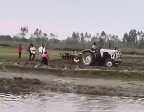 उत्तर प्रदेश- हापुड़ में खेत की मेड़ के विवाद में ट्रैक्टर से लोगों को कुचलने की कोशिश, हैरो से जुताई कर रहे व्यक्ति ने ट्रैक्टर और हैरो को खेत में तेजी से घुमाकर लोगों को निशाना बनाने का प्रयास किया, घटना में कई लोगों की जान खतरे में पड़ी, पुलिस ने आरोपी अकबर को गिरफ्तार किया, घटना का वीडियो सोशल मीडिया पर वायरल।
#viralpost #viralreels #videosvirales #viralreelsfacebook #वीडियोवायरल