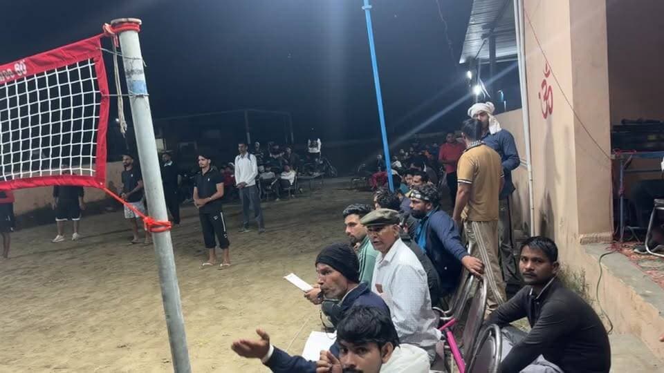 थंथरी में शूटिंग वॉलीबॉल का महासंग्राम LIVE
थंतरी में शूटिंग वॉलीबॉल टूर्नामेंट - सरपंच प्रतिनिधि धीरज राठौर की अगुवाई में आयोजन लगभग 30 से अधिक टीमों ने इस प्रतियोगिता में भाग लिया खेल ⚽️ रात्रि में भी जारी रहा ….
.
.
.
.
.
#HaryanaVoicePalwal
#BalaiThanthri #PalwalNews
#ShootingVolleyball #VolleyballTournament
#GauravGautam #KhelMantriHaryana
#SarpanchPratinidhi #DhirajRathore
#LivePalwal #HaryanaKhel