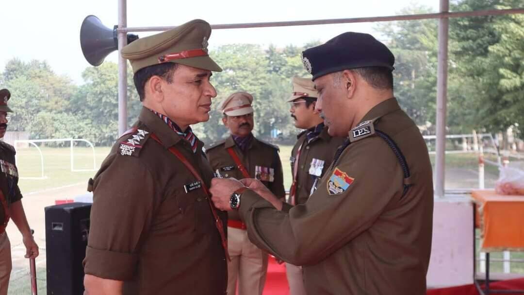 राष्ट्रीय एकता दिवस पर पुलिस लाइन रुद्रपुर में भव्य परेड का आयोजन, ट्रांजिट कैंप कोतवाल धर्मवीर सोलंकी सहित कुल 8 लोगों को मिला मेडल
1 . श्री चन्दनराम, अग्निशमन अधिकारी
2 . श्री राजेन्द्र कुमार कश्यप, आरक्षी 1046 ना०पु० एस०ओ०जी० रुद्रपुर
3 . श्री प्रवीण कुमार गोस्वामी, आरक्षी 48 ना०पु०, थाना नानकमत्ता
4 . श्री दिनेश चन्द्र सिंह, उपनिरीक्षक ना०पु० थाना काशीपुर
5 . श्रीमती रीता देवी उपनिरीक्षक ना०पु० साइबर सैल
6 . श्री अम्बादत्त काण्डपाल, अपर उपनिरीक्षक, एम०टी० पूललाईन
7 . श्री धर्मवीर सोलंकी, निरीक्षक ना०पु०, प्रभारी निरीक्षक ट्रांजिट कैम्प
8 . श्री रवि सैनी निरीक्षक ना०पु०, प्रभारी निरीक्षक किच्छा
Udham Singh Nagar Pol The Following စာတို
