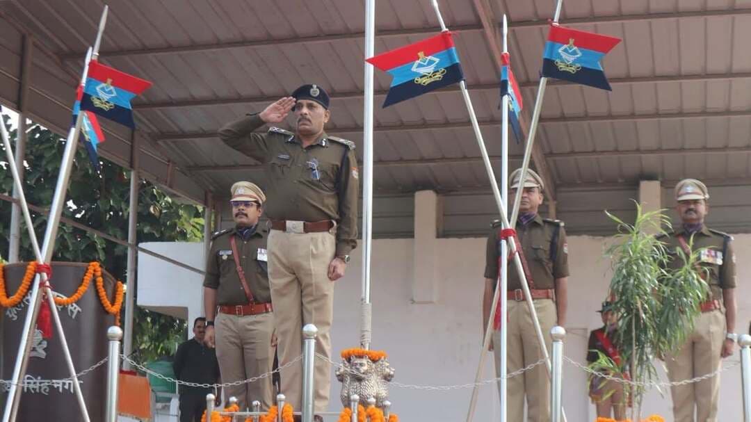 राष्ट्रीय एकता दिवस पर पुलिस लाइन रुद्रपुर में भव्य परेड का आयोजन, किच्छा कोतवाली प्रभारी रवि सैनी मेडल से सम्मानित... see more
इस खबर को पूरा पढ़ने के लिए comment Box में दिए गए लिंक पर क्लिक करें
@followers #UttarakhandPolice #udhamsinghnagarpolice