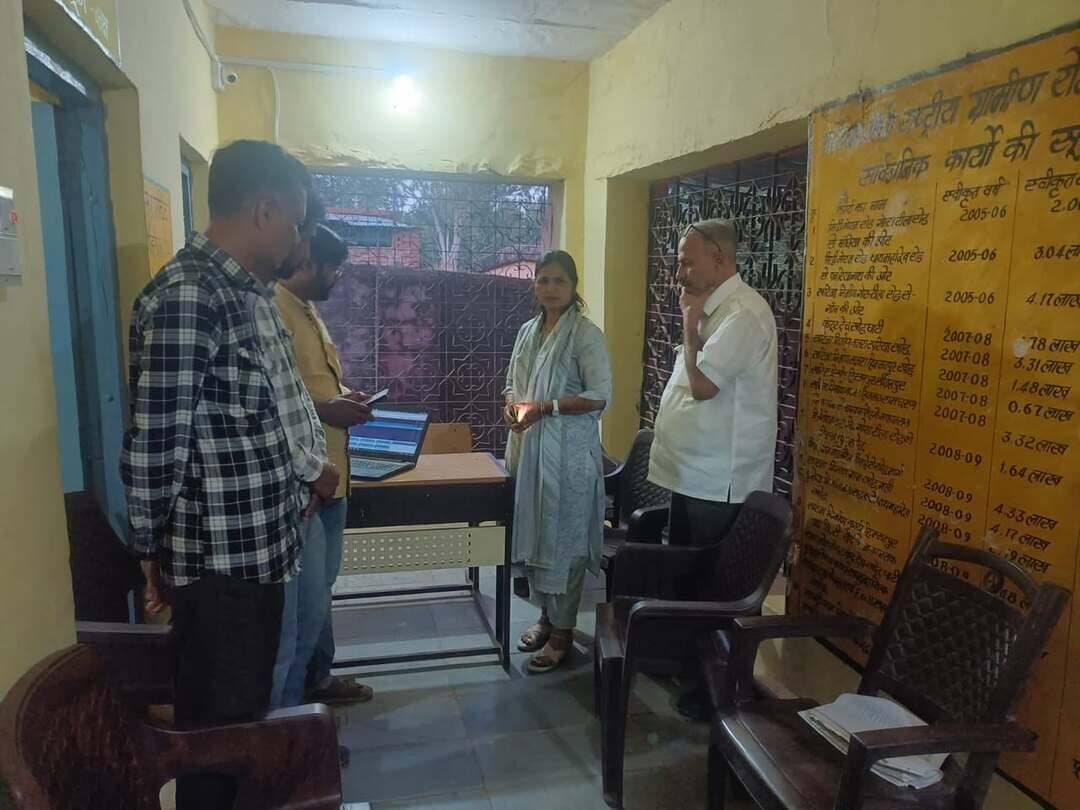 कलेक्टर एवं जिला मजिस्ट्रेट श्री अर्पित वर्मा के निर्देशानुसार पिछोर एसडीएम श्रीमती ममता शाक्य ने ग्राम कोटरा एवं खोड़ के ग्राम खेरवास का निरीक्षण कर स्वामित्व योजना के तहत E-KYC और स्वामित्व पंजीयन संबंधी कार्यों का जायजा लिया।
मौके पर उपस्थित राजस्व टीम को पूरी पारदर्शिता के साथ स्वामित्व पंजीयन कार्य समय-सीमा में पूर्ण करने तथा ग्रामीणों की शंकाओं का तुरंत समाधान करने के निर्देश दिए गए।
Department Of Revenue, Madhya Pradesh
Collector Shivpuri
#shivpuri