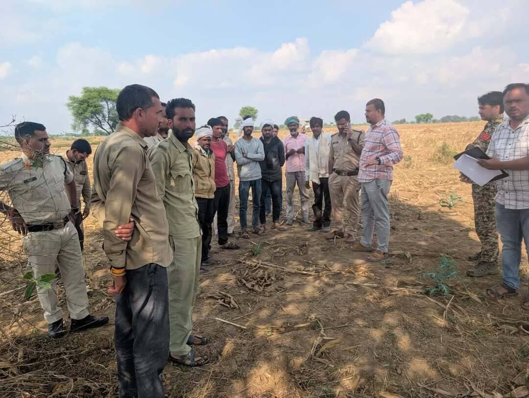 बदरवास तहसील के ग्राम दादूखेड़ी में लंबे समय से चले आ रहे भूमि विवाद का मामला कलेक्टर एवं जिला मजिस्ट्रेट श्री अर्पित वर्मा के संज्ञान में आते ही, उन्होंने तुरंत इस पर कड़ा रुख अपनाते हुए त्वरित और निष्पक्ष कार्रवाई सुनिश्चित करने के निर्देश दिए।
कलेक्टर श्री अर्पित वर्मा के स्पष्ट निर्देशों के परिपालन में, तहसीलदार श्री सचिन भार्गव के नेतृत्व में राजस्व एवं पुलिस विभाग की संयुक्त टीम ने आज मौके पर पहुंचकर प्रशासनिक अमले की मौजूदगी में किसान हरवीर जाटव, रामचरण जाटव और ब्रजभान जाटव को उनकी लगभग 9 बीघा जमीन, मय फसल सहित, वैध रूप से कब्जा दिलाया गया।
Jansampark Madhya Pradesh
Collector Shivpuri
#shivpuri