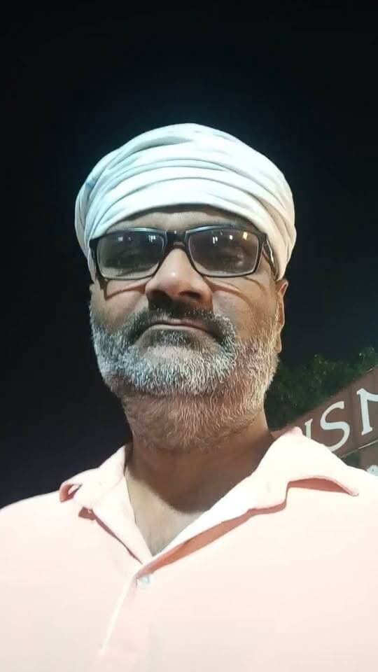 BIG BREAKING NEWS | रामपुर से इस वक्त की सबसे बड़ी खबर!
आजम खान की रिहाई के बीच बड़ा ट्विस्ट! जेल पहुंची ED की टीम, गिरफ्तारी की अटकलों से मचा हड़कंप!
यूपी के रामपुर की सियासत से इस वक्त की बड़ी खबर सामने आ रही है! आजम खान की रिहाई के परवाने रामपुर जेल पहुंचने के बीच घटनाक्रम ने नया मोड़ ले लिया है। जानकारी के मुताबिक, पैरामिलिट्री फोर्स के साथ प्रवर्तन निदेशालय (ED) की टीम तीन गाड़ियों से रामपुर जेल पहुंची है।
क्या जेल से बाहर आते ही आजम खान पर ED का शिकंजा कसेगा?
मनी लॉन्ड्रिंग से जुड़े मामले में हिरासत में लिए जाने की खबरों के बीच अब सबकी निगाहें आगे की कार्रवाई पर टिकी हैं। उन्हें गाजियाबाद की विशेष अदालत में पेश किए जाने की भी चर्चा है।
रिहाई के परवाने जेल में, बाहर ED की दस्तक! क्या आजम खान की रिहाई के बीच फिर आएगा नया कानूनी मोड़? रामपुर से लखनऊ तक सियासी हलचल तेज!
#BreakingNews #Rampur #AzamKhan #EDRaid #UPNews #LatestNews #MauLive #Mau #Azamgarh #mubarkpur
