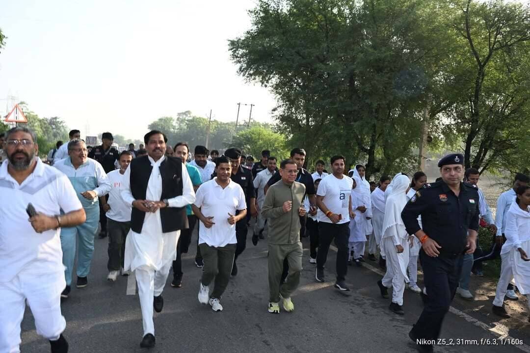 ‘एक भारत-श्रेष्ठ भारत’ संकल्प के साथ मंत्री राजेश नागर ने बच्चों संग लगाई ‘रन फॉर यूनिटी’ की दौड़
Aonenews अरविन्द बक्शी
नूंह। लौह पुरुष एवं देश के प्रथम गृह मंत्री सरदार वल्लभभाई पटेल की जयंती एवं राष्ट्रीय एकता दिवस के अवसर पर शनिवार को नूंह में राष्ट्रीय एकता दिवस का पर्व पूर्ण उत्साह और देशभक्ति के साथ मनाया गया। इस मौके पर नूंह पुलिस लाइन के परेड ग्राउंड से एक भव्य ‘रन फॉर यूनिटी’ (राष्ट्रीय एकता दौड़) का आयोजन किया गया। इस कार्यक्रम में हरियाणा सरकार के खाद्य, नागरिक आपूर्ति एवं उपभोक्ता मामले राज्य मंत्री (स्वतंत्र प्रभार) राजेश नागर ने मुख्य अतिथि के रूप में शिरकत की।
इस दौड़ की सबसे खास तस्वीर यह रही कि मंत्री राजेश नागर ने प्रशासनिक अधिकारियों, गणमान्य नागरिकों के साथ-साथ स्कूली बच्चों के साथ कदमताल करते हुए खुद भी दौड़ लगाई और युवाओं का हौसला बढ़ाया। पुलिस लाइन के परेड ग्राउंड से शुरू हुई यह एकता दौड़ विभिन्न मार्गों से होते हुए लघु सचिवालय परिसर में पहुंचकर संपन्न हुई।
सरदार पटेल के 565 रियासतों के एकीकरण को किया नमन
लघु सचिवालय परिसर में आयोजित मुख्य समारोह के दौरान मंत्री राजेश नागर ने सरदार वल्लभभाई पटेल के चित्र पर पुष्पांजलि अर्पित कर उन्हें भावभीनी श्रद्धांजलि दी। इसके साथ ही उन्होंने उपस्थित सभी अधिकारियों, कर्मचारियों, युवाओं और नागरिकों को देश की एकता, अखंडता और सुरक्षा बनाए रखने की शपथ दिलाई। उपस्थित जनसमूह को संबोधित करते हुए मंत्री राजेश नागर ने कहा कि सरदार पटेल ने आजादी के ठीक बाद देश की 565 से अधिक रियासतों का ऐतिहासिक विलय कराकर भारत को एक सूत्र में पिरोने का असंभव कार्य किया था। उनकी दृढ़ इच्छाशक्ति, अदम्य साहस और दूरदर्शिता के कारण ही आज हम एक अखंड भारत में सांस ले रहे हैं। उनका जीवन राष्ट्रसेवा, त्याग, समर्पण और एकता की प्रेरणा देता है।
2047 तक विकसित भारत के लक्ष्य में हर नागरिक की भागीदारी जरूरी
मंत्री ने प्रधानमंत्री नरेंद्र मोदी के विजन का उल्लेख करते हुए कहा कि आज देश ‘एक भारत-श्रेष्ठ भारत’ के मूल मंत्र के साथ निरंतर प्रगति के पथ पर अग्रसर है। वर्ष 2047 तक भारत को एक विकसित राष्ट्र बनाने के संकल्प को पूरा करने के लिए समाज के प्रत्येक वर्ग, विशेषकर युवाओं की सक्रिय भागीदारी बेहद आवश्यक है। हमें जाति, धर्म और क्षेत्रवाद के सभी भेदों से ऊपर उठकर राष्ट्रहित को सर्वोपरि रखना होगा।
इस अवसर पर भाजपा जिला अध्यक्ष सुरेंद्र सिंह ने भी सरदार पटेल के राष्ट्र निर्माण में दिए गए ऐतिहासिक योगदान को याद किया और युवाओं से सामाजिक भाईचारे व राष्ट्रीय एकता को मजबूत करने की अपील की। कार्यक्रम में उपायुक्त अखिल पिलानी, पुलिस अधीक्षक डॉ. अर्पित जैन, जिला परिषद चेयरमैन जान मोहम्मद, नगर परिषद चेयरमैन संजय सहित विभिन्न जनप्रतिनिधि, अधिकारी, कर्मचारी, विद्यार्थी और भारी संख्या में नागरिक उपस्थित रहे।