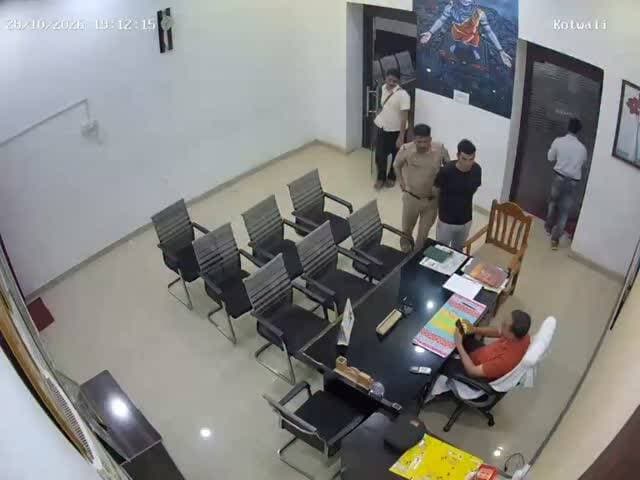 झांसी: कोतवाली प्रभारी पर गाली-गलौज के आरोप, CCTV फुटेज में नहीं दिखा ऐसा कोई घटनाक्रम,थाना प्रभारी की गाली-गलौज का वीडियो में नहीं दिखा कोई प्रमाण