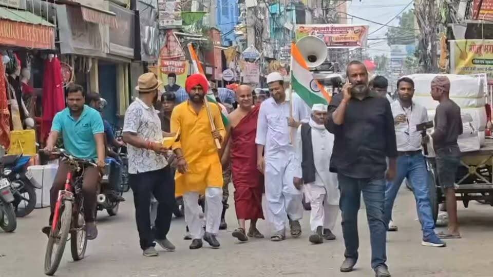हिंदी को राष्ट्रभाषा का दर्जा क्यों नहीं ? सड़क पर उतरा सर्वोदय समाज, निकाली सद्भावना पदयात्रा
