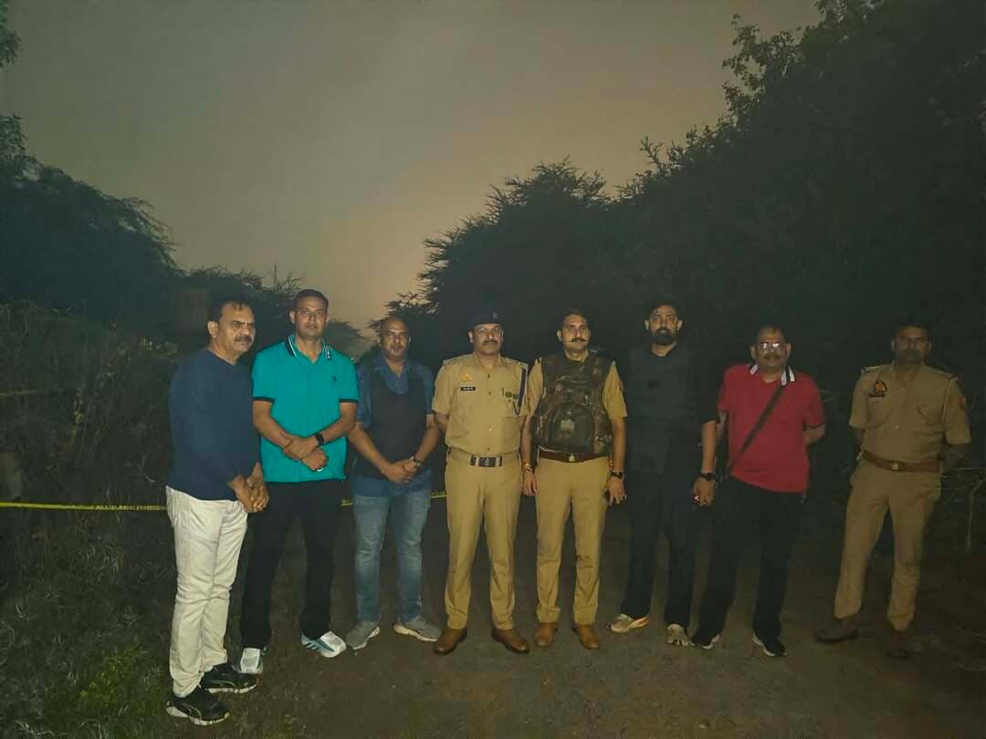 ग्रेटर नोएडा में पुलिस और बदमाश के बीच मुठभेड़, 50 हजार का इनामी अमन त्यागी ढेर।
31 अक्टूबर को सेक्टर-126 थाना क्षेत्र में CRT टीम और पुलिस की संयुक्त चेकिंग के दौरान बाइक सवार बदमाश ने पुलिस पर फायरिंग कर दी। जवाबी कार्रवाई में बदमाश और दो पुलिसकर्मी घायल हो गए। अस्पताल में उपचार के दौरान बदमाश की मौत हो गई।
मृतक की पहचान मुजफ्फरनगर निवासी अमन त्यागी उर्फ माया त्यागी के रूप में हुई है। उस पर हत्या, लूट और रंगदारी समेत 20 से अधिक मुकदमे दर्ज थे और वह 50 हजार रुपये का इनामी था।
मौके से अवैध पिस्टल, कारतूस और बाइक बरामद हुई है। दोनों घायल पुलिसकर्मियों का इलाज जारी है।