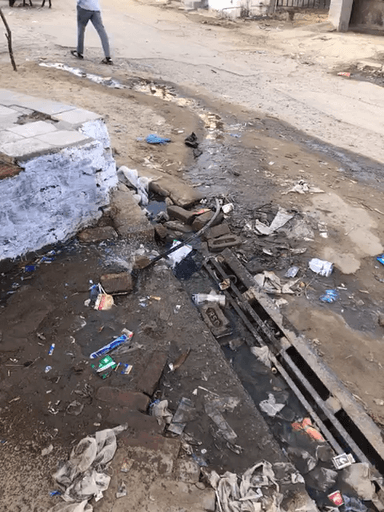 Mahajna main market me pani ki wajese naliyo me jam hone pr road pr kiched hone s bahut dikat @