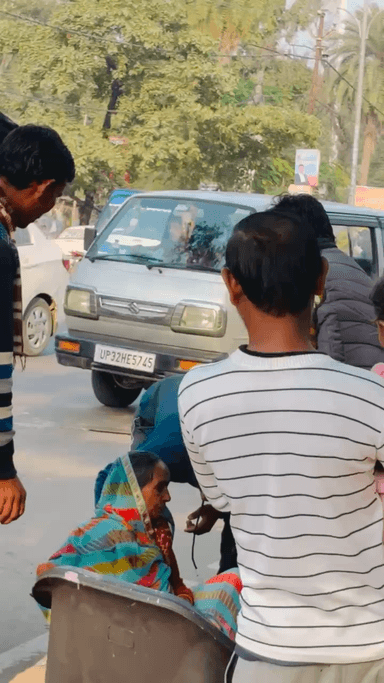 बाराबंकी के कचहरी के सामने के के सिटी सेंटर के पास दो पहिया वाहन ठोक
#barabanki #viral #barabankiupdates #viralpost #bbk #help