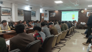 सिमरिया: तीर्थ दर्शन एक्सप्रेस रवाना होने को तैयार! 5 अनुरक्षकों के भरोसे 250 यात्री