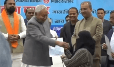 "हिजाब हमारा धार्मिक अधिकार है, किसी को खींचने का अधिकार नहीं - मौलाना सुफियान निज़ामी। #हिजाब #लखनऊ #नीतीशकुमार"