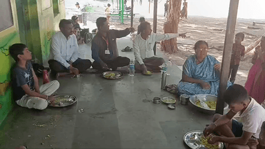 डॉ.रामचंद्र हंकारे यांनी तालुका इंदापूर येथील जिल्हा परिषद शाळेतील मुलांसोबत जेवणाचा आस्वाद घेतला.