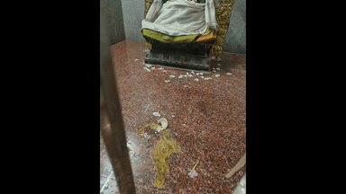 திருவொற்றியூர்: திருவொற்றியூரில் அண்ணாமலை நகரில் இளைஞர்கள் கேக்கு வெட்டுவதாக கோயிலுக்குள் முட்டைகளை வீசியதால் பரபரப்பு