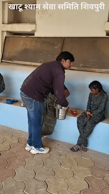 खाटू श्याम सेवा समिति द्वारा मेडिकल कॉलेज पर जरूरतमंद लोगों को आज खाना एवं बिस्किट वितरण करते हुए।।।