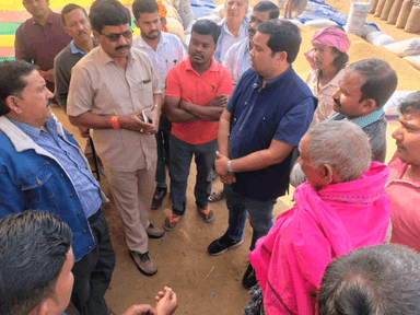 खरसिया: किसानों के हित में विधायक महेश साहू ने मैदान में किया धान खरीदी केंद्रों का औचक निरीक्षण