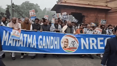 मोदी सरकार ने मनरेगा योजना से महात्मा गांधी जी का नाम हटा दिया है। साथ ही मनरेगा को कमजोर करने के प्रावधान भी शामिल किए हैं।
इसके विरोध में आज संसद परिसर में कांग्रेस अध्यक्ष व राज्य सभा में नेता प्रतिपक्ष श्री मल्लिकार्जुन करेंगे