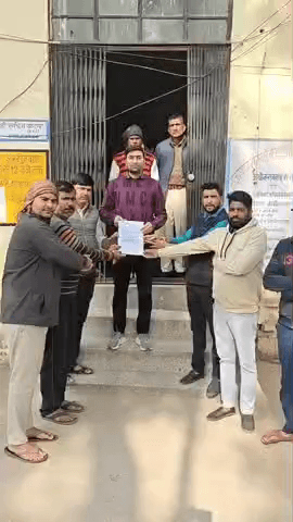 नदबई: गांव कोल्हूपुरा की मुख्य सड़क पर स्पीड ब्रेकर लगवाने की मांग को लेकर ग्रामीणों ने सौंपा ज्ञापन