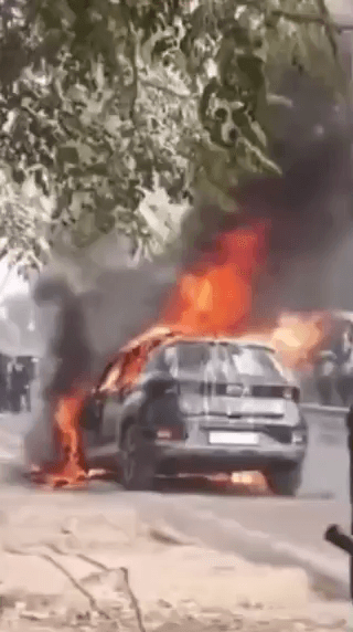 ||लखनऊ||
लखनऊ:शहीदपथ पर चलती कार में लगी भीषण आग कार में सवार लोग बाल-बाल बचे.
वायरल हुआ वीडियो...