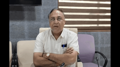 સોનગઢ: તાપી જિલ્લા ભાજપ પ્રમુખ વતી અગ્રણીએ સ્વીકારી નવી મતદાર યાદી