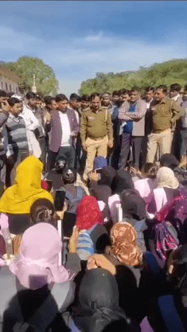 नारायणपुर: नारायणपुर के कॉलेज में 102 छात्राओं का एडमिशन रद्द, छात्राओं ने किया हाई वोल्टेज ड्रामा