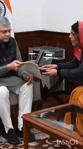 बयाना: पूर्व सांसद रंजीता कोली ने रेल मंत्री को सौंपा ज्ञापन