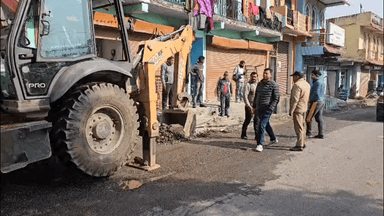 गरुड़: नगरपंचायत गरूड़ वार्ड में लंबे समय से बंद नालियों को खोलने के लिए सभासद अंकित जोशी ने चलाया अभियान