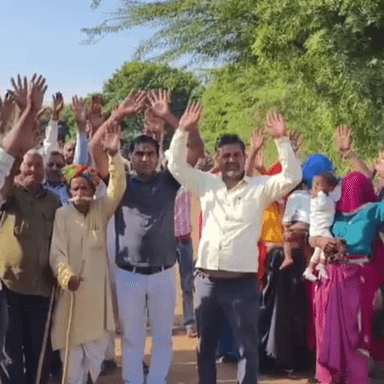 मुंडावर: बनथला गांव के ग्रामीणों ने सड़क नीची बनने के कारण किया विरोध प्रदर्शन उचित कार्रवाई की रखी मांग #jansamasya