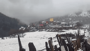 #JammuAndKashmir: The Machail Mata Temple area in Kishtwar district is experiencing heavy snowfall