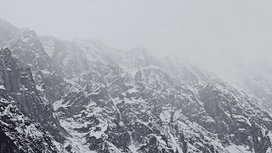 Himachal’s Manali Glitters as Fresh Snowfall Covers the Town