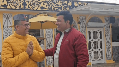 मशहूर फूड ब्लॉगर अनुभव सपरा का देहरादून उत्तराखंड पहुंचने पर पहाड़ी टोपी पहनकर स्वागत किया।