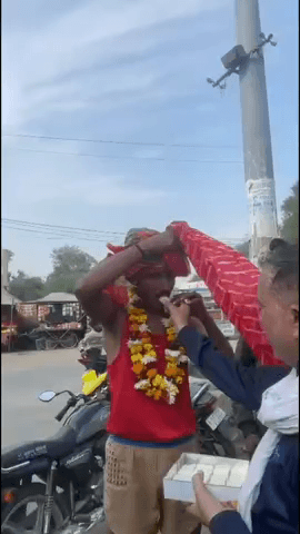 वैर: बयाना से जयपुर दौड़ लगाकर जा रहे विष्णु गुर्जर का कस्बा वैर पंचायत समिति वैर के चौराहे पर स्वागत किया गया