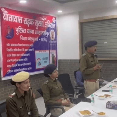 नीमराना: गूगल कोटा में नीमराना डीएसपी ने यातायात अभियान चलाकर कंपनी के कर्मचारियों को साइबर अपराधों से बचने की जानकारी दी