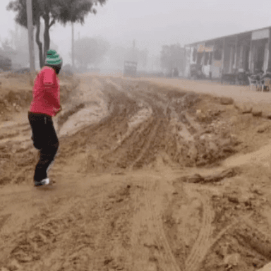 लक्ष्मणगढ़: नांगल रतनावत गांव में स्कूल के सामने सड़क पर बने गड्ढे के कारण आज दिनभर हुए हादसे, वाहन चालक परेशान