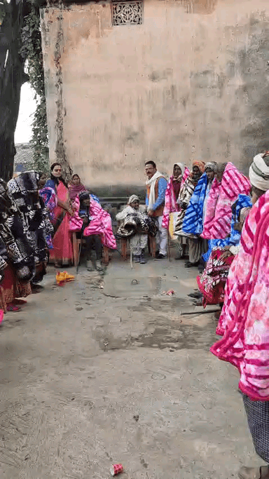 आज 29/12/2025 को पड़वा प्रखंड अंतर्गत अपने आवास पर अत्यंत , गरीब,असहाय,जरूरतमंद,एवं दिब्यांग लोगों के बीच कंबल का वितरण की।....