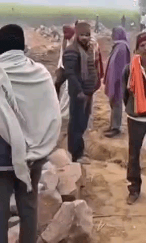 गोविंदगढ़: गोविंदगढ़ में भूमाफियाओं का आतंक, आम रास्ते पर कब्जा कर अवैध प्लॉटिंग, ग्रामीणों का गुस्सा, तहसीलदार को ज्ञापन