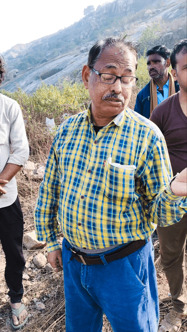 bhande चिरगांव हाईवे श्री महबूब आचार्य जी की माता जी उनके पिता जी उनके भतीजे और चाचा और चाची की कब्रिस्तान को क्षति