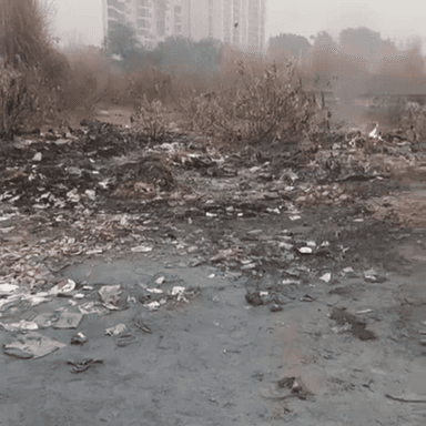 नीमराना: फौलादपुर में सड़क किनारे कचरा जलाने को लेकर ग्रामीणों ने प्रशासन के खिलाफ की नारेबाजी