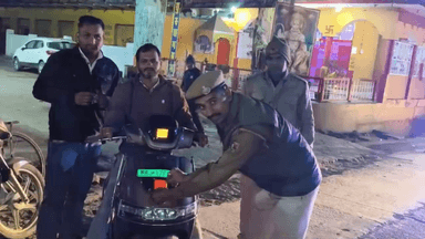 बकानी: बकानी पुलिस ने दिखाई मानवीय संवेदना, वाहनों पर लगाए रेडियम के सेफ्टी स्टिकर