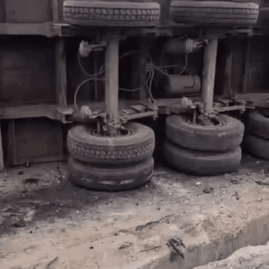 नीमराना: नीमराना के औद्योगिक क्षेत्र में नेशनल हाईवे 48 पर दूसरे वाहन को बचाने के चक्कर में कोयले के बुरादे से भरा डंपर पलटा