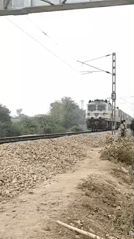 नदबई: नदबई में सर्दी के कारण ट्रेनें एक घंटे देरी से पहुंचीं, यात्री हुए परेशान