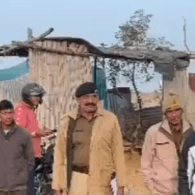 मुंडावर: पेहल गांव में कार में सवार बदमाशों ने एक युवक से मारपीट करते हुए बंदूक की नोक पर मोबाइल लूट, पुलिस में मामला दर्ज