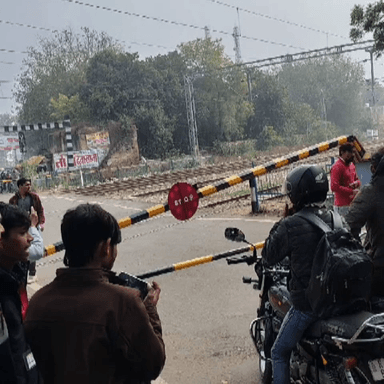 राजगढ़: राजगढ़ में अज्ञात वाहन की टक्कर से रेलवे फाटक हुआ क्षतिग्रस्त, यातायात हुआ बाधित